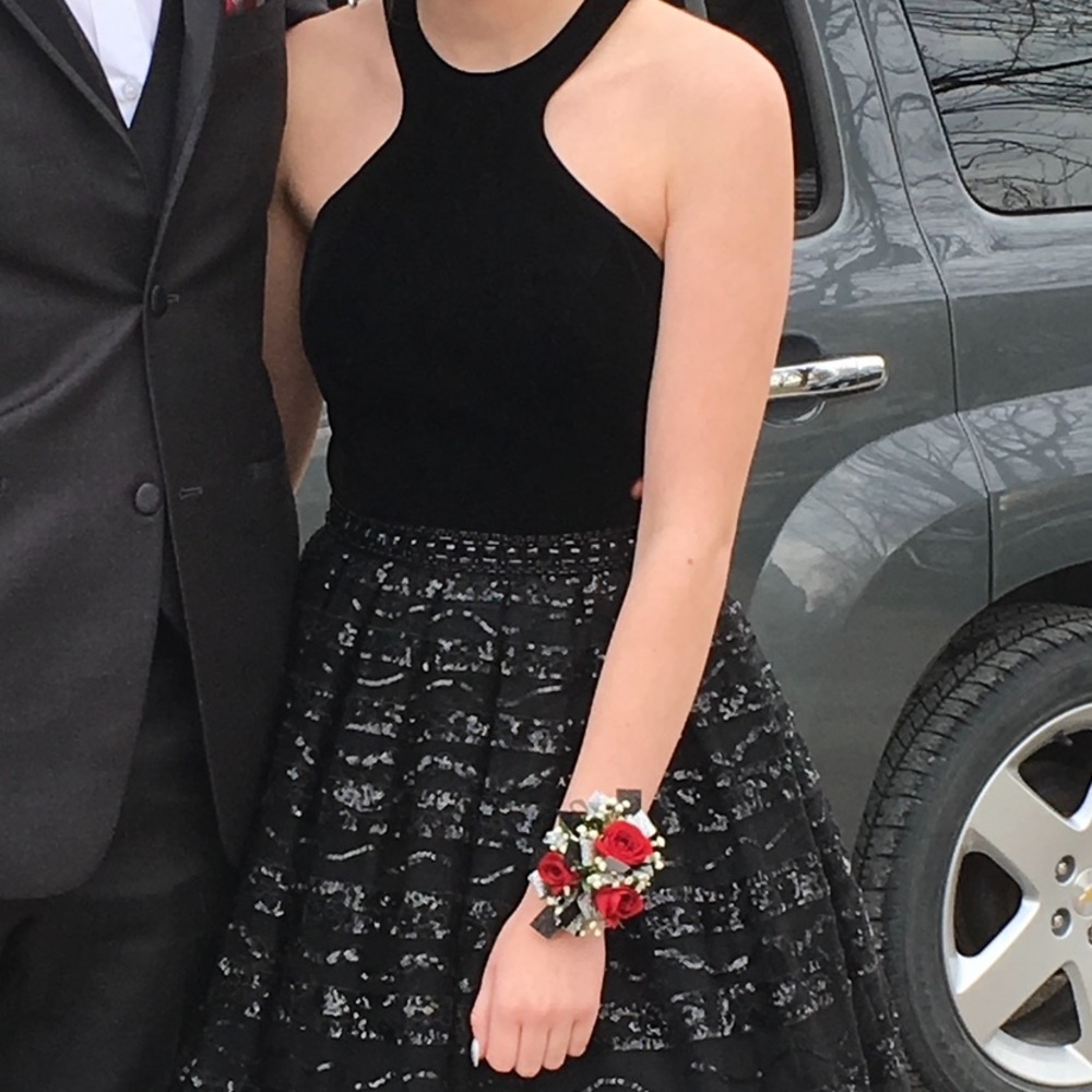 Ellie Wilde Mon Cheri Size 2 Black Halter Style long formal prom dress